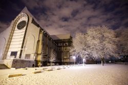 Lille con la neve: la Cattedrale di Notre Dame, Francia. Imbiancata dalla soffice neve, la cattedrale della città è dedicata a Nostra Signora della pergola. Sede del vescovo di ...