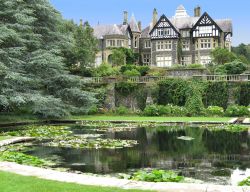 Lo stagno di Lily pond ed una bella Mansion (Casa patronale) nei pressi di Conwy (Conway) in Galles - © Christina Richards / Shutterstock.com