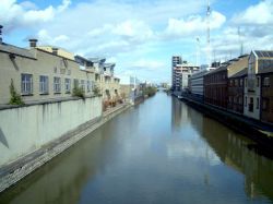 Limehouse cut a Londra, Inghilterra. Questo ampio canale rettilineo si trova nell'East End della città; un tempo collegava i tratti più bassi della Lee Navigation al Tamigi ...