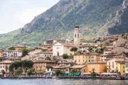 Limone sul Garda fotografata dal lago, Lombardia -  Una bella immagine del borgo ospitato in provincia di Brescia dove, stando a studi medici effettuati nella metà del 1970, gli ...