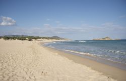 Litorale di Chia, tra le spiaggie più adatte alla famiglie di tutta la Sardegna - © Elisa Locci / Shutterstock.com