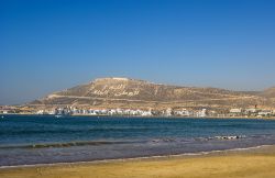 L'ampio litorale e la spiaggia  sabbiosa di Agadir in Marocco - © posztos / Shutterstock.com