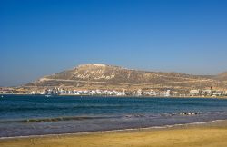 L'ampio litorale e la spiaggia  sabbiosa ...