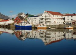 Lofoten villaggio Henningsvaer in estate