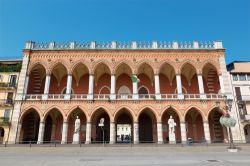 La Loggia Amulea, splendido esempio di architettura neogotica di Prato della Valle a Padova - © Renata Sedmakova / Shutterstock.com 