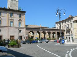 Loggia nella piazza centrale di Matelica, intitolata a Enrico Mattei - © Dr.Zero / Wikipedia