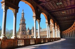 Un loggiato della Plaza de Espana a Siviglia. La piazza, realizzata per l'Esposizione Iberoamericana del 1929, è un intreccio di simboli legati alla storia della Spagna e delle sue ...