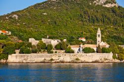 Lopud, Dalmazia: un monastero fortificato sull'Isola della Croazia, arcipelago delle Elafiti, nei pressi di Dubrovnik - © OPIS Zagreb / Shutterstock.com