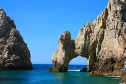 Los Arcos, la particolare fromazione rocciosa, modellata dalle onde dell'oceano Pacifico a Cabo San Lucas, California meridionale del Messico - © Lyudmila Suvorova / Shutterstock.com ...