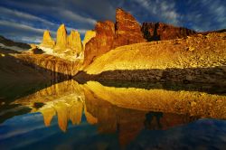 Los Cuernos le cime aguzze del Parque Nacional Torres del Paine in Cile, si rilfettono all'alba su di un piccolo lago. Ci troviamo a nord di Puerto Natales, ed il massiccio del Paine è ...