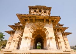 Lo Lotus Mahal nel Zenana Enclosure ad Hampi, India. La funzione di questo edificio non è bem chiara, forse un luogo di ritrovo e socializzazione per le donne della famiglia Reale - © ...