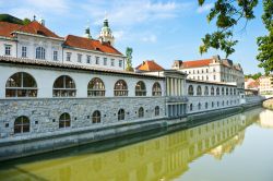 Lubiana si riflette nelle acque della Ljubljanica, il fiume della capitale della Slovenia - © CCat82 / Shutterstock.com