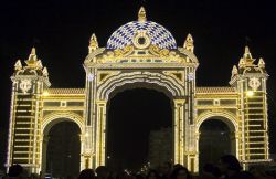 Le luminarie della Feria de Abril (nota anche con il nome di Feria de Sevilla), nel centro della città di Siviglia, il capoluogo dell'Andalusia (Spagna). 