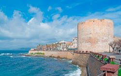 Il Lungomare Dante nel centro di Alghero (SS, Sardegna), la passeggiata più famosa della città: accarezzata dal mare e vegliata dalle antiche fortificazioni, è la strada ...