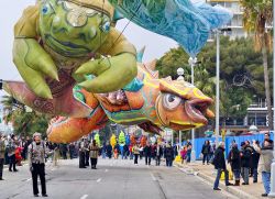 Il lungomare di Nizza, durante il Carnevale, ...