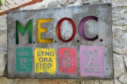 La colorata insegna all’ingresso del MEOC, Museo Etnografico intitolato a Oliva Carta Cannas, ufficiale delle Poste di Aggius della prima metà del secolo scorso.