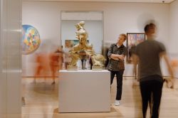 Turisti al MoMA di New York, USA: situato sulla 53^ Strada, fra la Quinta e la Sesta Avenue, il Museum of Modern Art è considerato il principale museo di arte moderna al mondo - ©The ...