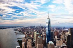 Una suggestiva veduta dell'One World Observatory (OWO) di New York (USA). Tre piani, dal 100° al 102°, sono dedicati esclusivamente ai visitatori che possono così godere di ...