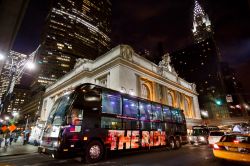 Giro turistico by night con The Ride a New York, USA. A bordo di questo autobus tecnologicamente avanzato si va alla scoperta della città con un tour di 75 minuti. Al suo interno ci sono ...