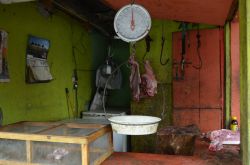 Fra le attività commerciali del centro di Jarabacoa, ci sono anche le macellerie. Essenziali e prive dei banchi frigoriferi che contraddistinguono altre realtà.
