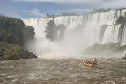 Macuco Safari ovvero escursione in barca sotto le cascate di Iguassù in Brasile - © Sergio Schnitzler / Shutterstock.com