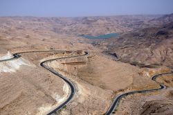La Strada dei Re fotografata a sud di Madaba: è uno dei percorsi più spettacolari della Giordania