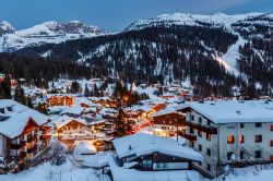 Madonna di Campiglio, foto notturna del centro e delle piste del versante est - © anshar / Shutterstock.com