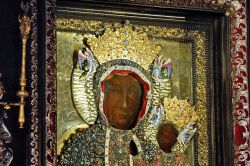 La famosa Madonna nera di Czestochowa, Monastero di Jasna Gora. Il viso della Vergine fu sfregiato durante una incursione degli Ussiti nel 1430. Secondo la tradizione fu dipinta da San luca ...