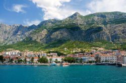 Makarska è il centro principale dell'omonima riviera della Croazia. Siamo in Dalmazia ed alle spalle della cittadina si elevano i contrafforti del monte Biokovo altro 1762 metri - hektoR ...