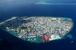 Malé, la capitale delle Maldive, vista da un idrovolante. L'isola che ospita la città misura 5 km quadrati - © Mohamed Shareef / Shutterstock.com