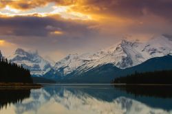 Il Maligne Lake all'interno del Jasper National Park (Canada) reso ancora più affascinante dalle montagne innevate e da un cielo plumbeo screziato di sole - © BGSmith / Shutterstock.com ...