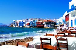 Mangiare in riva al mare alle Cicladi: qui ci troviamo sull'isola di Mykonos dove si trova uno dei ristoranti più fotografati della Grecia - © JeniFoto / Shutterstock.com