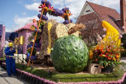 La Flower Parade a Lisse: questa manifestazione floreale consiste in una parata di coloratissimi carri, ricolmi di fiori, che percorrono il 42 km che separano Noordwijk con Haarlem. Da non perdere! ...