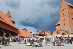 Manifestazione in abiti storici al castello di Trakai in Lituania - © Ente del Turismo della Lituania