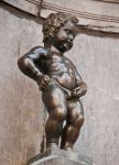 L'irriverente statua del Manneken Pis, il simbolo di Bruxelles. Il putto che fa la pipì rappresenta lo spirito di indipendenza, e scanzonato, dei cittadini di Brusselle, come forse ...