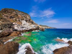 Mar Egeo: le acque smeraldo dell'isola Skopelos in Grecia - © Mr. Green / Shutterstock.com