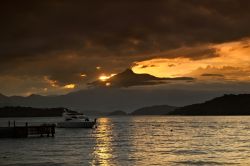 Il mare di Angra dos Reis al tramonto. Siamo ...