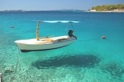 Il Mare limpido di Brac: una barca in riva ad una spiagga, sembra quasi volare, tanto sono cristalline le acque dell'isola della Croazia, una delle più grandi dell'adriatico oltre ...