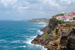 Il mare di Lisbona nei pressi di Azenhas do Mar, la cittadina del Portogallo - © Inna Ogando / shutterstock.com