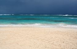 Il Mare di Punta Cana baciato dal sole, mentre una tempesta tropicale passa ad oriente della Repubblica Dominicana - © Chris Hill / Shutterstock.com