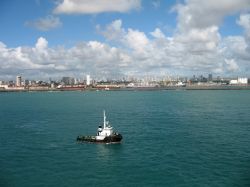 Il mare limpido della baia di Recife (Pernambuco) famosa tra le spiagge del Brasile di nord est - © Travel Bug / Shutterstock.com