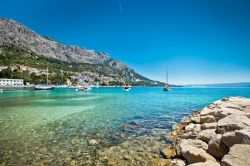 Il mare cristallino di Omis in Dalmazia, a sud di Spalato in Croazia. La zona di Omis vanta numerose spiagge, spesso di ciottoli ma in alcuni casi anche sabbiose. Il mare qui è reso calmo ...