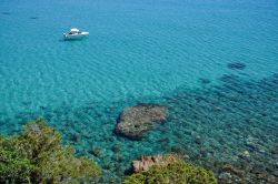 Il mare cristallino e trasparente di Villasimius: qui ci troviamo nei pressi di Porto Giunco, considerata una delle spiagge più belle di tutta la Sardegna - © ROBERTO ZILLI / Shutterstock.com ...