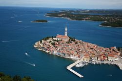 Il Mare di Rovigno visto dall'aereo: la penisola-isola di Rovinj è una delle perle della costa dell' Istria  in Croazia - © Igor Karasi / Shutterstock.com