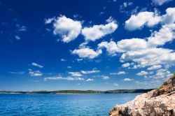 Il mare limpido dell'Istria: ci troviamo lungo la costa di Rovigno in Croazia - © Evgeniya Moroz / Shutterstock.com