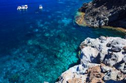 Il mare limpido di Pantelleria, è ideale per compiere battute di snorkeling ed immersioni subacquee - © bepsy / shutterstock.com