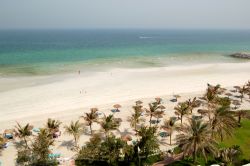 il mare tropicale di Ajman, negli Emirati Arabi ...