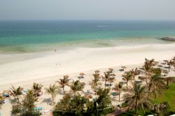 il mare tropicale di Ajman, negli Emirati Arabi ...
