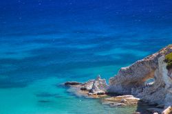 Il mare di Kimolos (Cicladi, Grecia) è un tripudio di azzurri e di blu. Genera un contrasto splendido con la roccia nuda dell'isola, dalle sfumature rossastre o argentate. Proprio ...
