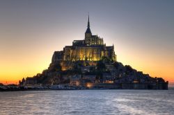 Marea a Mont Saint Michel che è tornata isola il 25-7-2013 dopo oltre un secolo. I lavori di pulizia della piana tidale, faranno in modo, nel futuro, che il monastero torni circondato ...